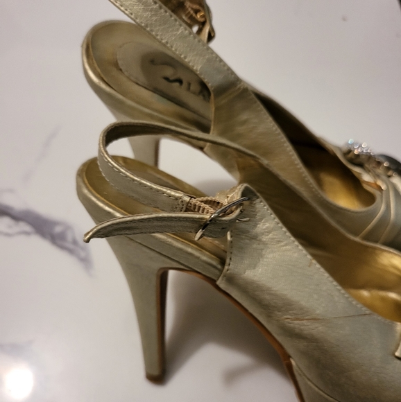 Gold high heel shoes - Picture 2 of 3